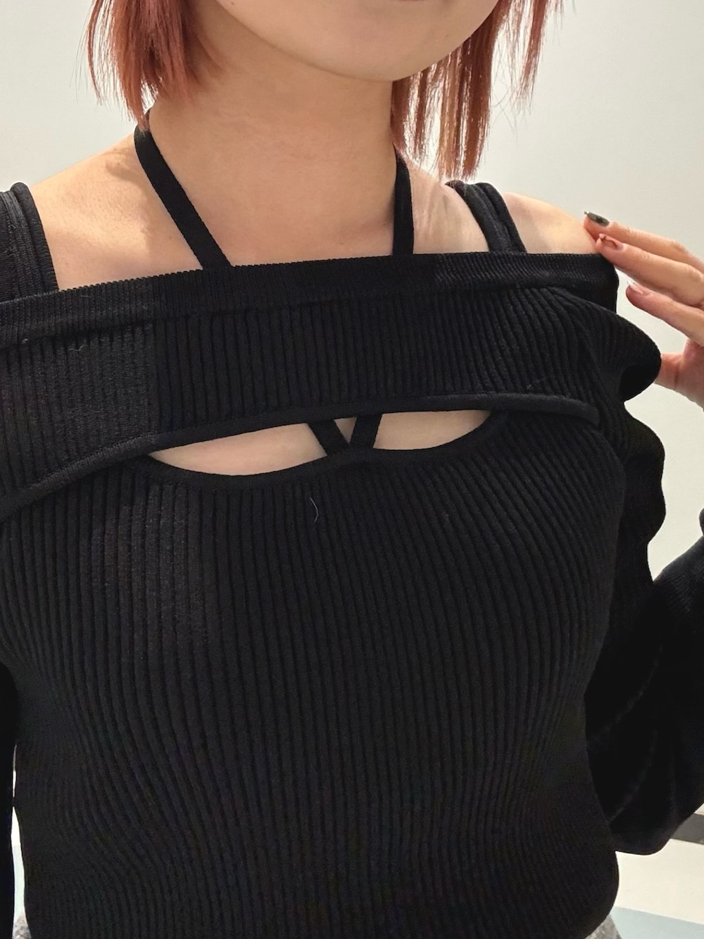 ブラック系のブーツ、シルバー系のハンドバッグ、グレー系のスカートを着用したレディースの冬コーディネートの4枚目の写真