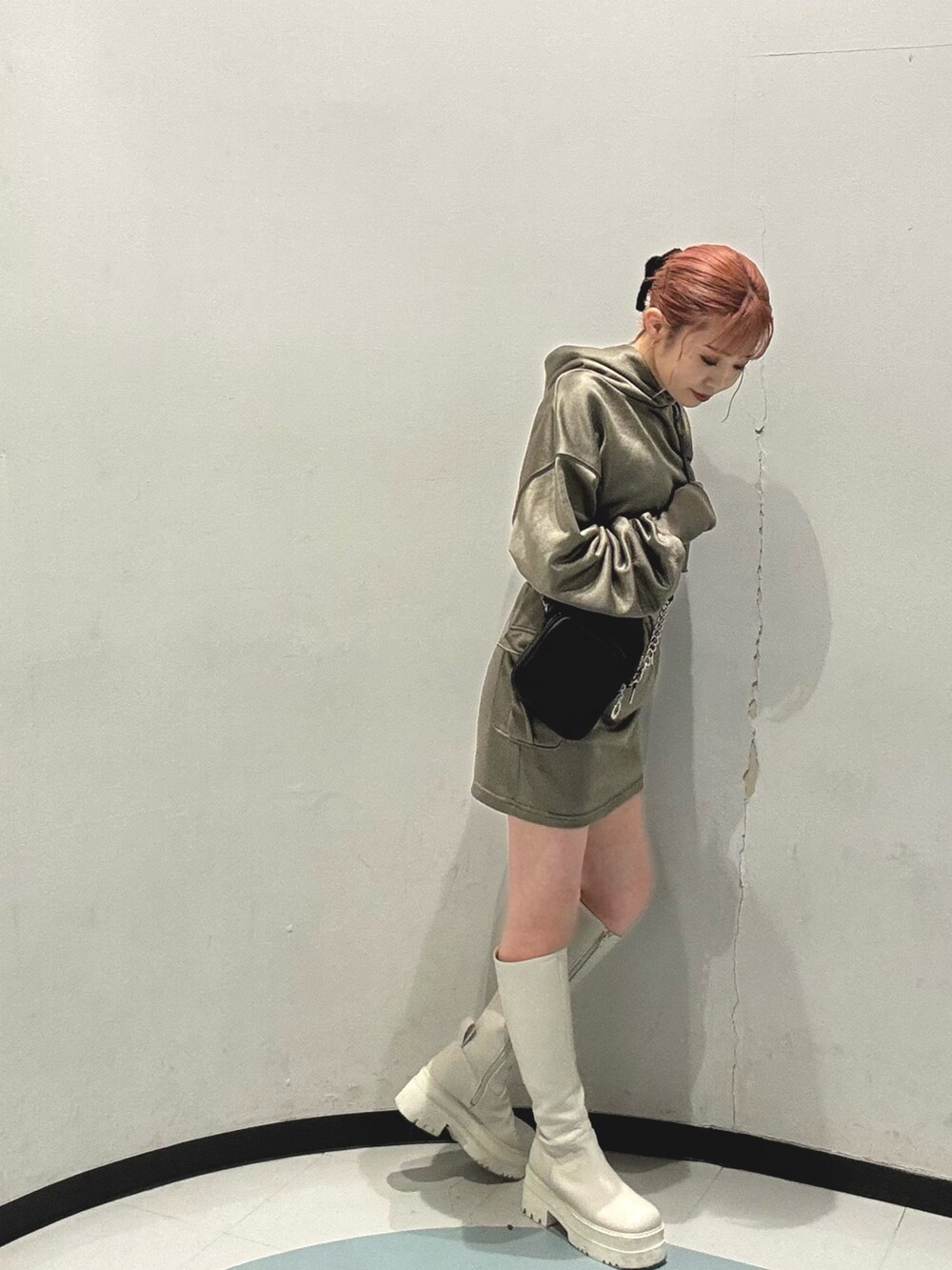 ブラック系のショルダーバッグ、ブラウン系のスカート、ブラウン系のTシャツ/カットソーを着用したレディースの冬コーディネートの3枚目の写真