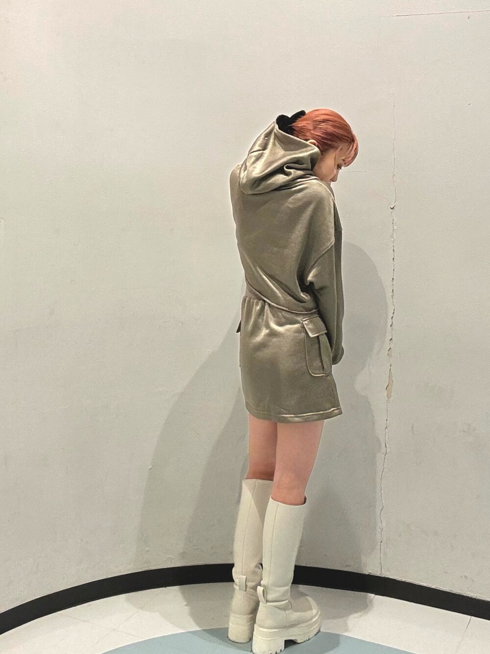 ブラック系のショルダーバッグ、ブラウン系のスカート、ブラウン系のTシャツ/カットソーを着用したレディースの冬コーディネートの2枚目の写真