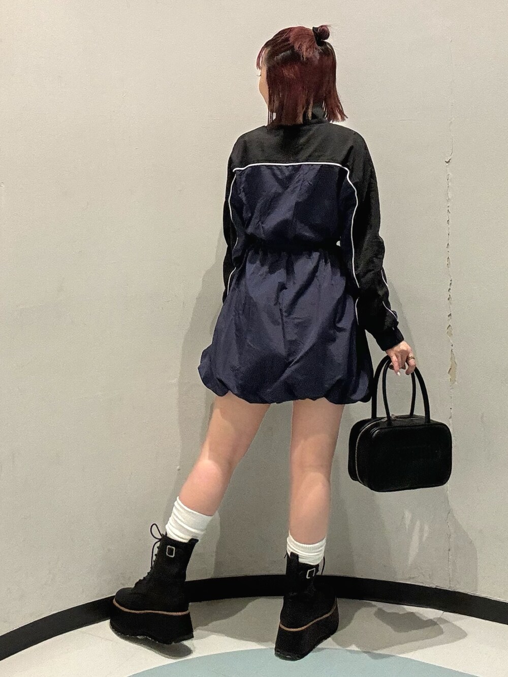 ブルー系のワンピース、ブラック系のブーツを着用したレディースの夏コーディネートの3枚目の写真