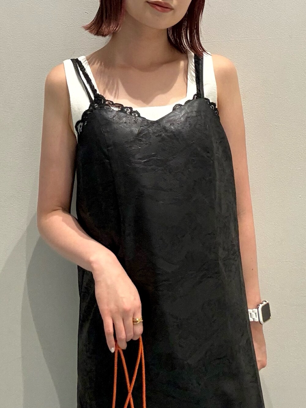 ブラック系のワンピース、ホワイト系のニット/セーター、ブラック系のブーツを着用したレディースの夏コーディネートの5枚目の写真