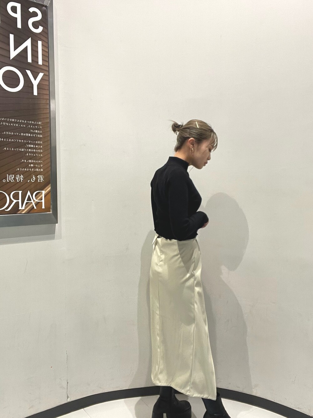 ホワイト系のスカート、ブラック系のニット/セーターを着用したレディースの秋コーディネートの3枚目の写真