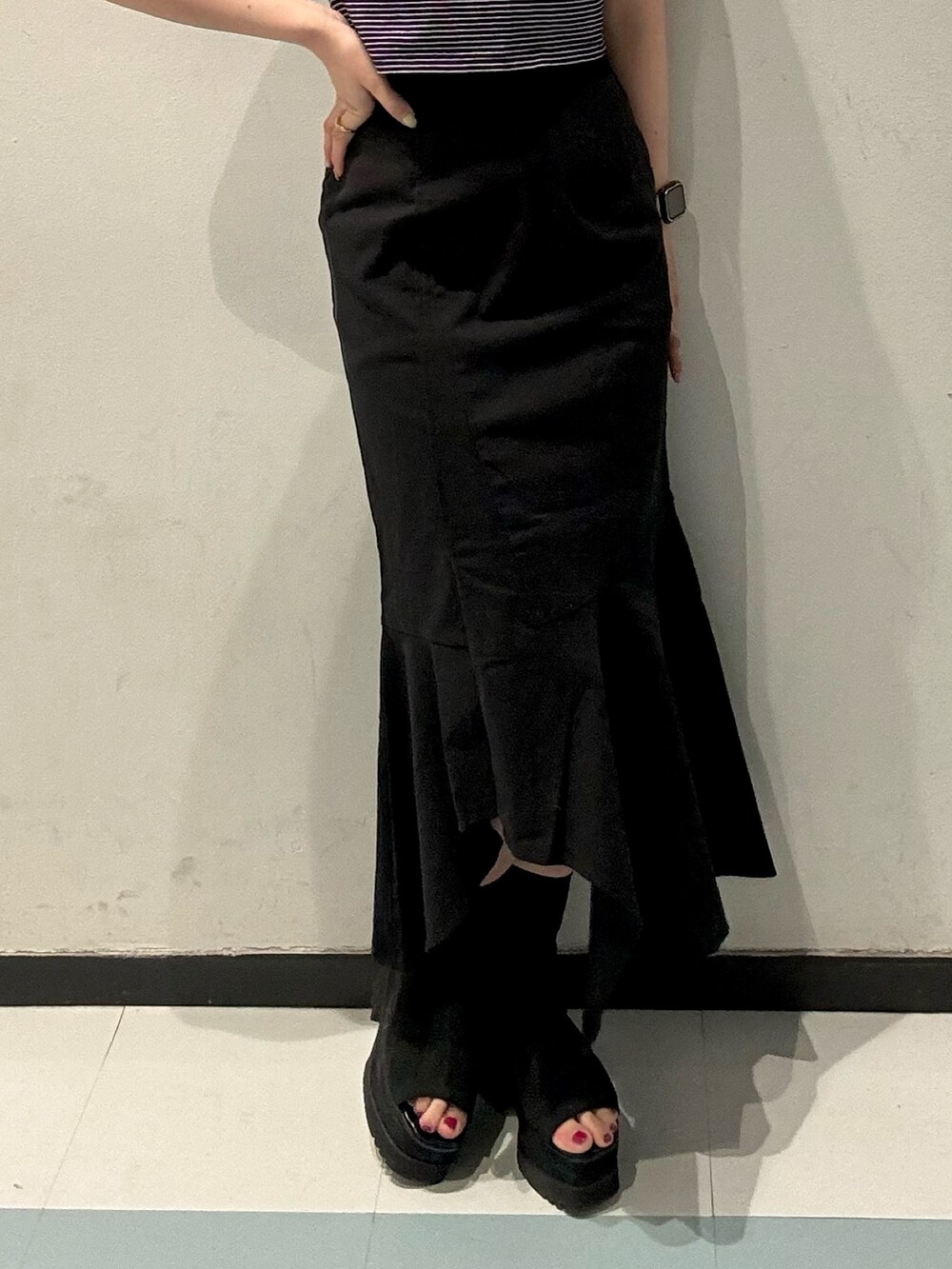 シルバー系のショルダーバッグ、ブラック系のスカート、その他のTシャツ/カットソーを着用したレディースの春コーディネートの6枚目の写真