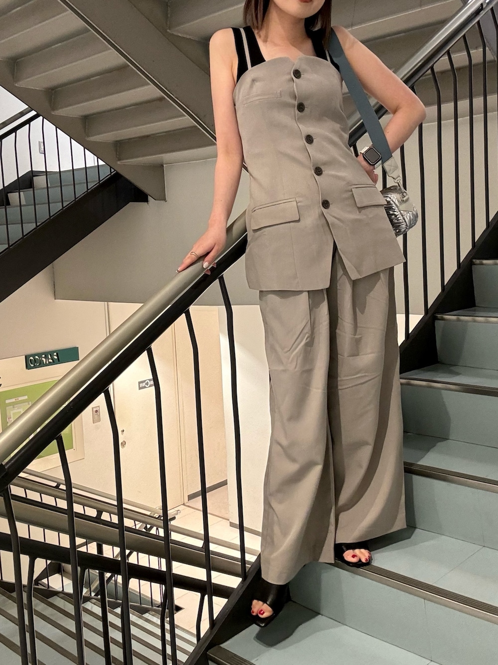 ブラック系のサンダル、ブラック系のニット/セーター、ベージュ系のその他パンツを着用したレディースの春コーディネートの5枚目の写真