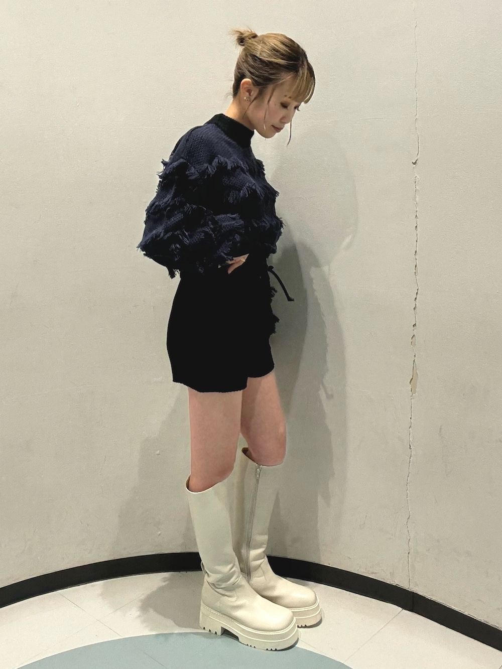 ブラック系のムートンコート、ブラック系のその他パンツ、ホワイト系のブーツを着用したレディースの秋コーディネートの5枚目の写真