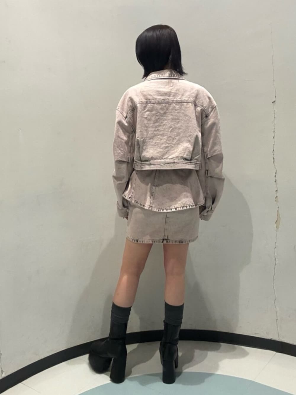 ピンク系のデニムジャケット、ピンク系のその他トップス、ピンク系のデニムスカートを着用したレディースの冬コーディネートの4枚目の写真