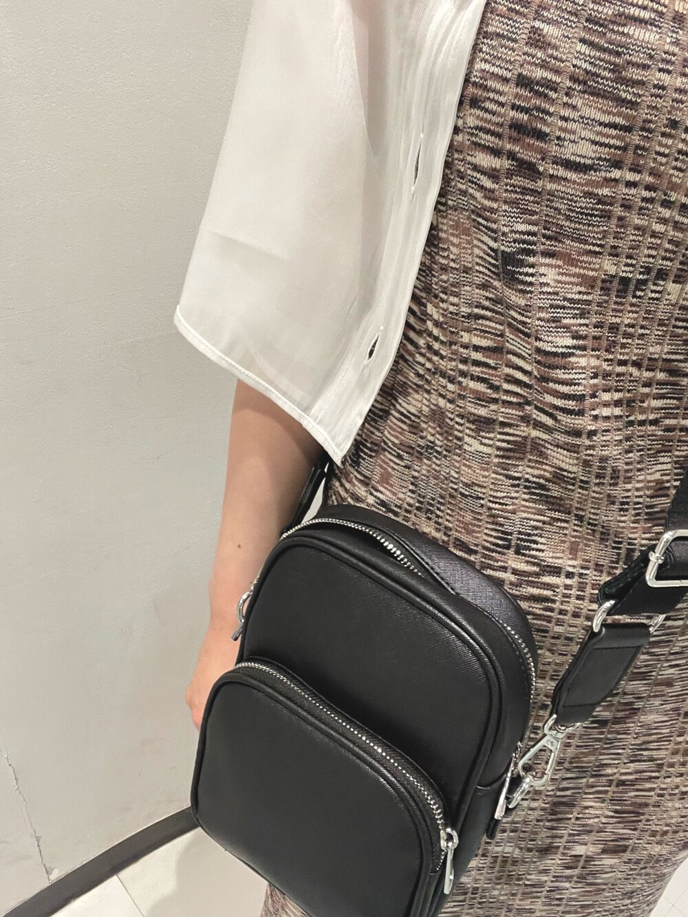 ブラウン系のワンピース、その他のサンダル、ブラック系のショルダーバッグを着用したレディースの春コーディネートの5枚目の写真