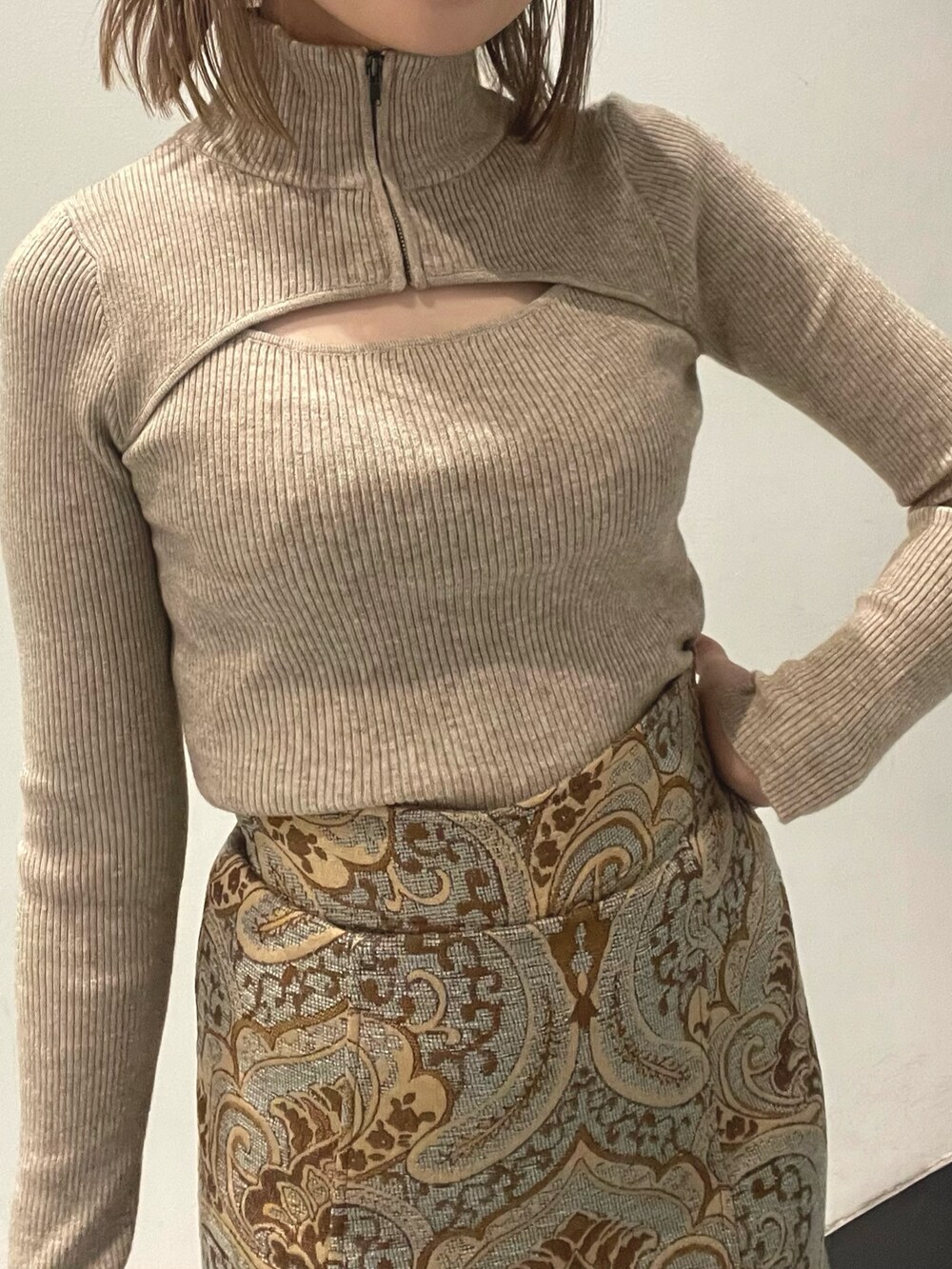 「ロングコート、ブラック、ニット、秋冬、秋冬コーデ、休日スタイル、着回しコーデ、キレイめ、低身長コーデ、秋服、大人カジュアル」｜「MURUAのスタンドカラーコート（ステンカラーコート、ブラック系）」を使った、飯嶋菜奈さん（レディース・153cm）の秋コーディネートの6枚目の写真