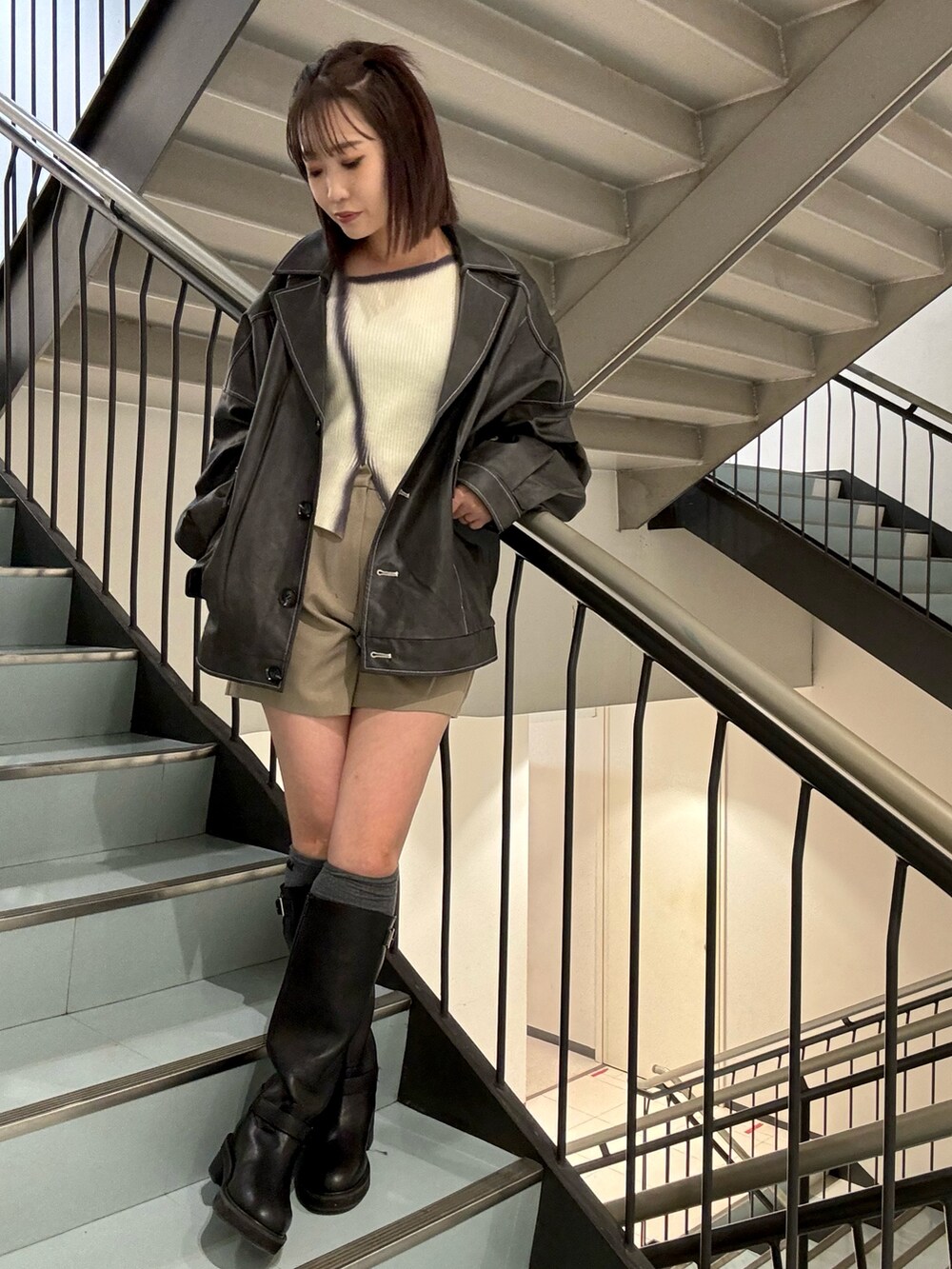 ベージュ系のその他パンツ、ホワイト系のニット/セーター、グレー系のブルゾンを着用したレディースの秋コーディネートの7枚目の写真