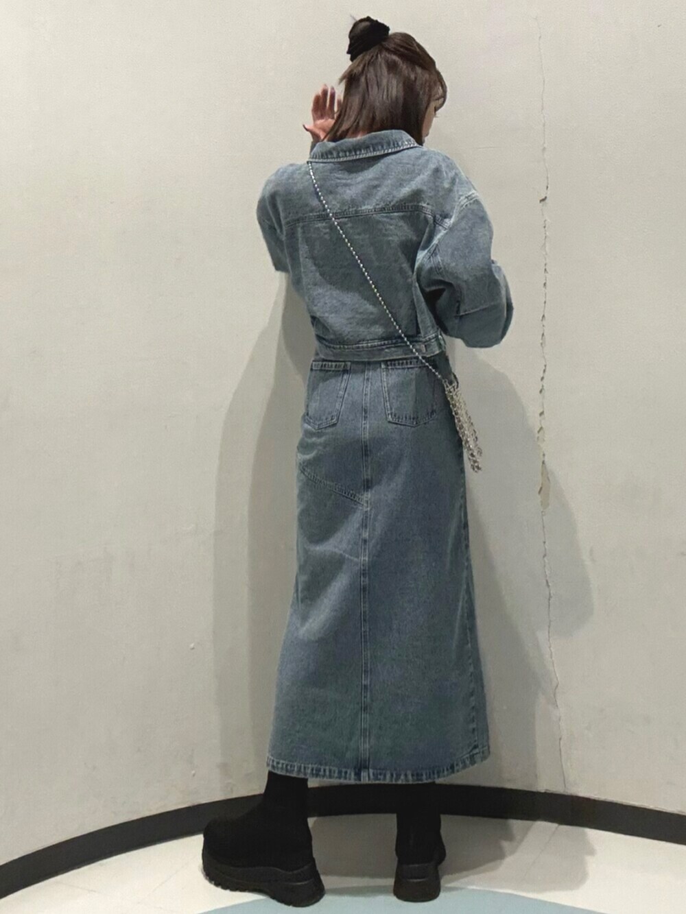 ブルー系のデニムジャケット、ブルー系のデニムスカート、ブルー系のTシャツ/カットソーを着用したレディースの冬コーディネートの3枚目の写真