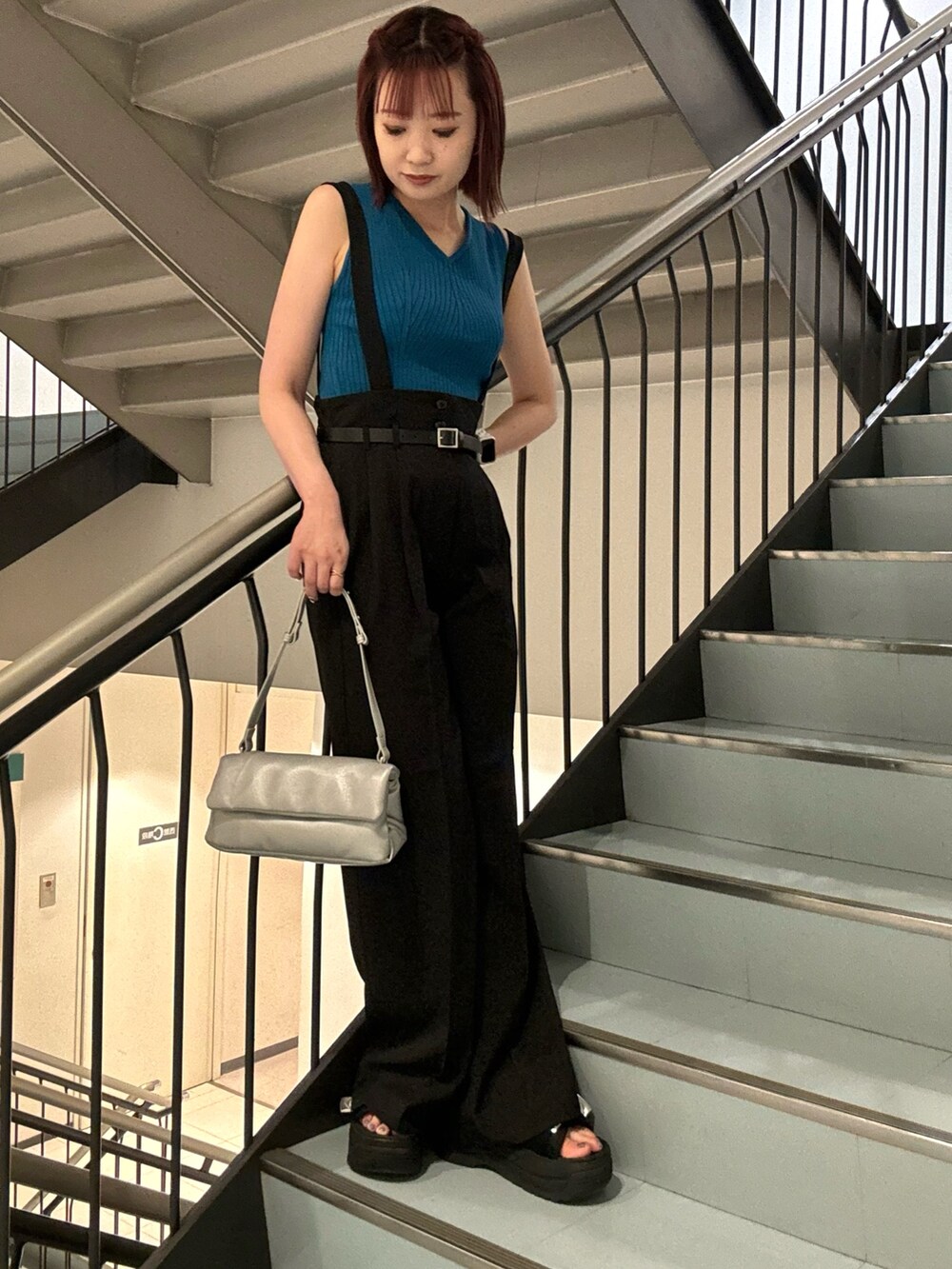 ブラック系のその他パンツ、ブルー系のニット/セーター、ブラック系のサンダルを着用したレディースの夏コーディネートの6枚目の写真