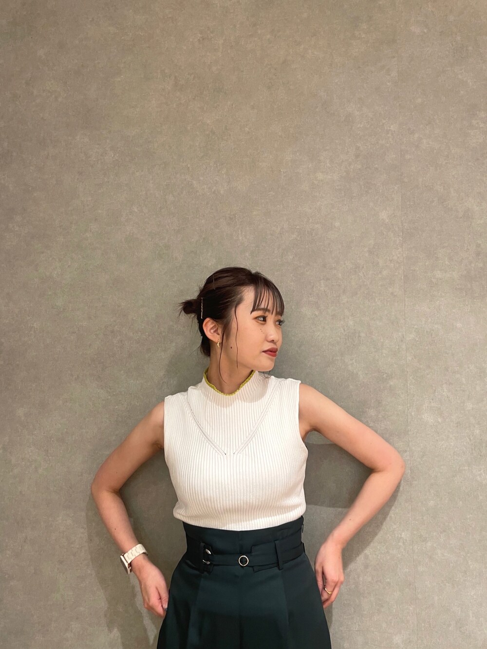 グリーン系のその他パンツ、ブラック系のサンダル、ホワイト系のニット/セーターを着用したレディースの夏コーディネートの3枚目の写真