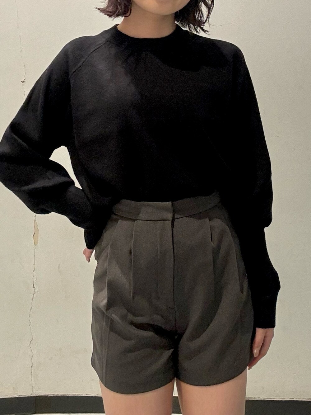 ブラック系のニット/セーター、グリーン系のその他アウター、グレー系のその他パンツを着用したレディースの秋コーディネートの4枚目の写真