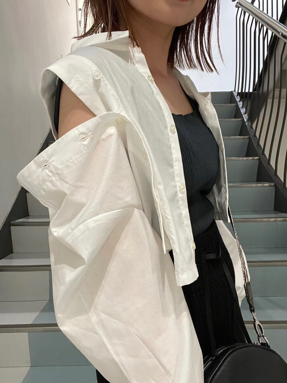 ホワイト系のシャツ/ブラウス、グリーン系のタンクトップ、ブラック系のその他パンツを着用したレディースの夏コーディネートの5枚目の写真