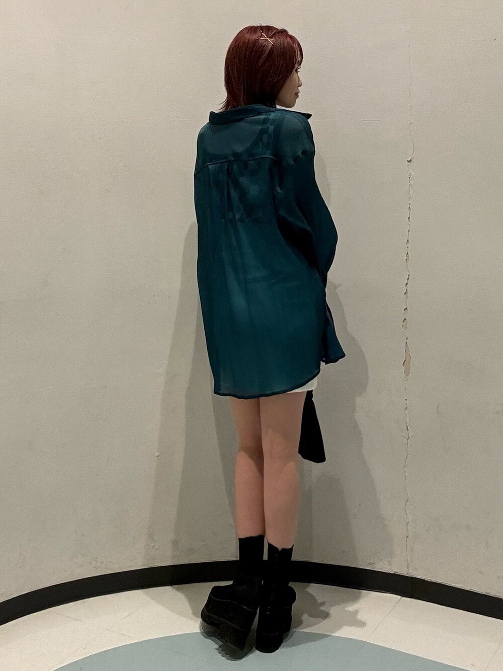 ブラック系のブーツ、ホワイト系のスカート、グリーン系のシャツ/ブラウスを着用したレディースの春コーディネートの3枚目の写真