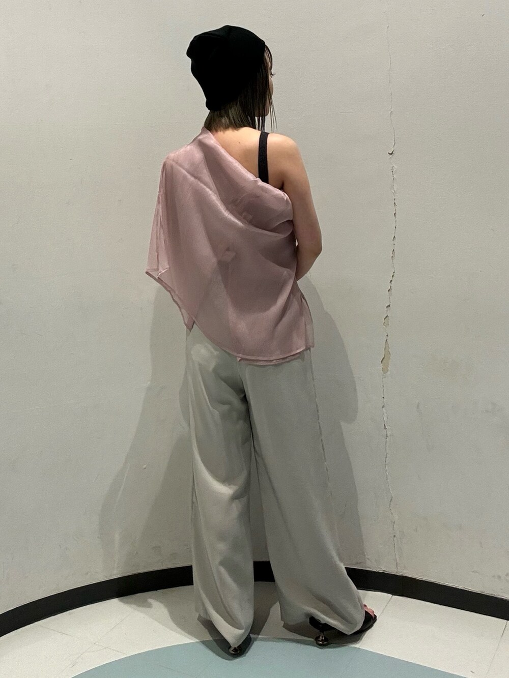 グレー系のニット/セーター、グレー系のその他パンツ、ピンク系のシャツ/ブラウスを着用したレディースの春コーディネートの3枚目の写真