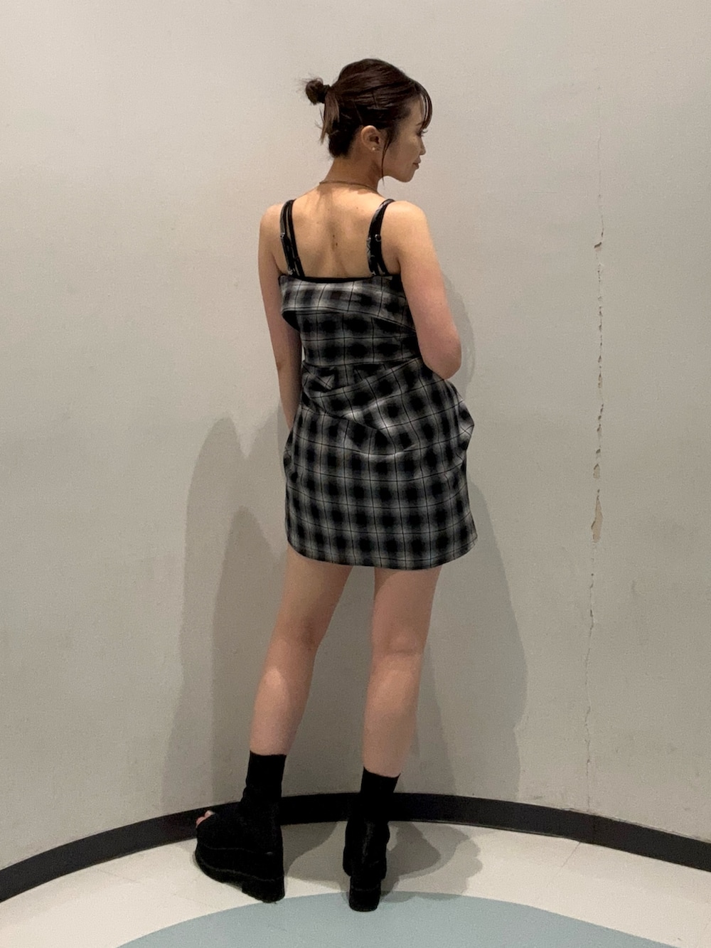 ブラック系のサンダル、ブラック系のシャツ/ブラウス、ブラック系のその他パンツを着用したレディースの夏コーディネートの3枚目の写真