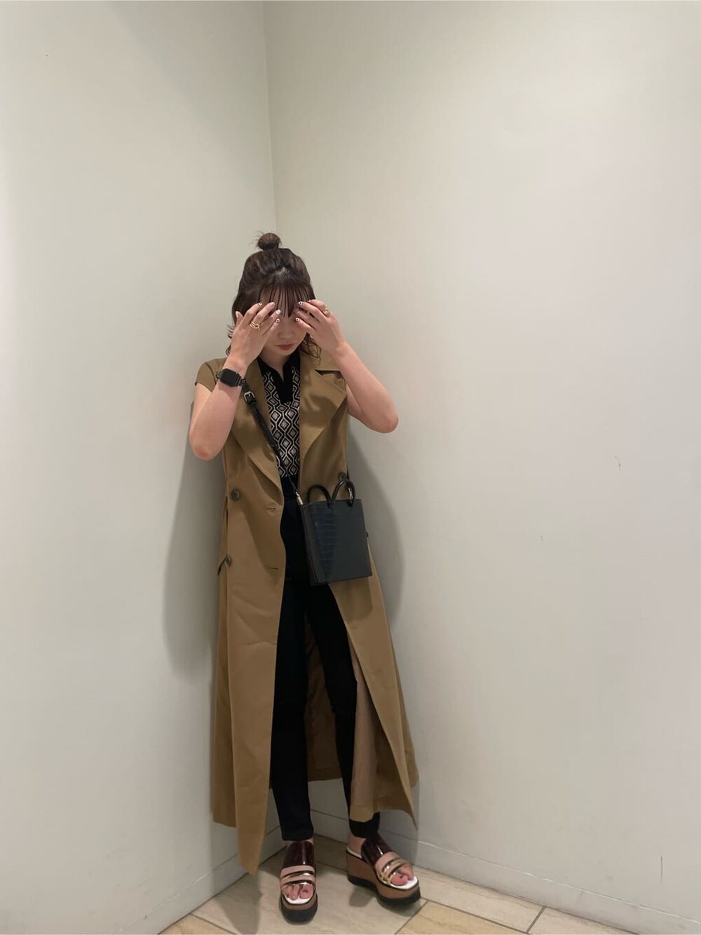 その他のサンダル、ブラック系のショルダーバッグ、ブラック系のニット/セーターを着用したレディースの夏コーディネートの2枚目の写真