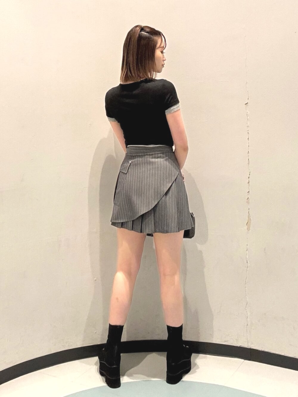 ブラック系のハンドバッグ、ブラック系のサンダル、ブラック系のTシャツ/カットソーを着用したレディースの夏コーディネートの3枚目の写真