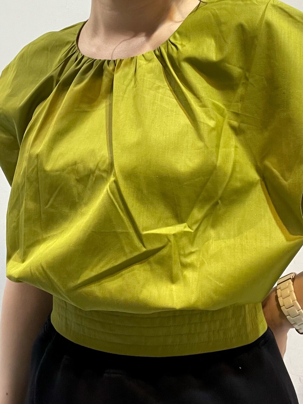 イエロー系のシャツ/ブラウス、ホワイト系のハンドバッグ、ブラック系のサンダルを着用したレディースの春コーディネートの5枚目の写真