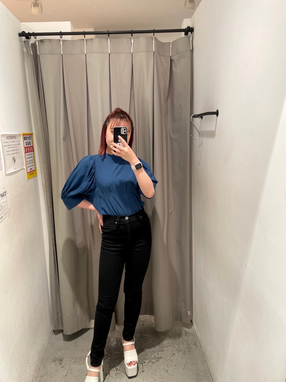 その他のトートバッグ、ブラック系のデニムパンツ、ホワイト系のサンダルを着用したレディースの春コーディネートの3枚目の写真