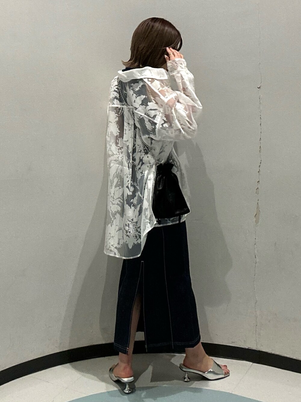 ブルー系のワンピース、ホワイト系のシャツ/ブラウス、ブラック系のショルダーバッグを着用したレディースの春コーディネートの3枚目の写真