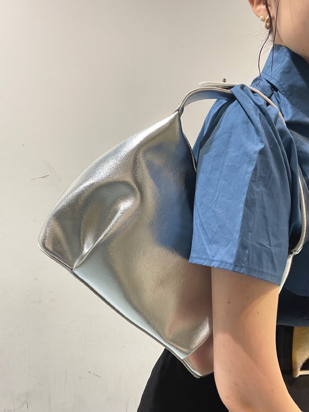 ブルー系のシャツ/ブラウス、ブラック系のスカート、その他のサンダルを着用したレディースの夏コーディネートの5枚目の写真