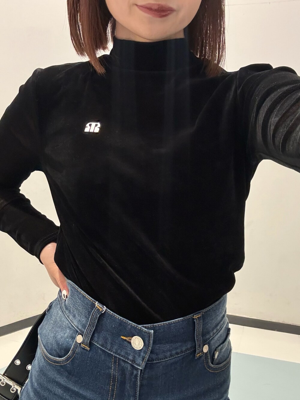 その他のその他アウター、ブラック系のブーツ、ブラック系のTシャツ/カットソーを着用したレディースの秋コーディネートの5枚目の写真