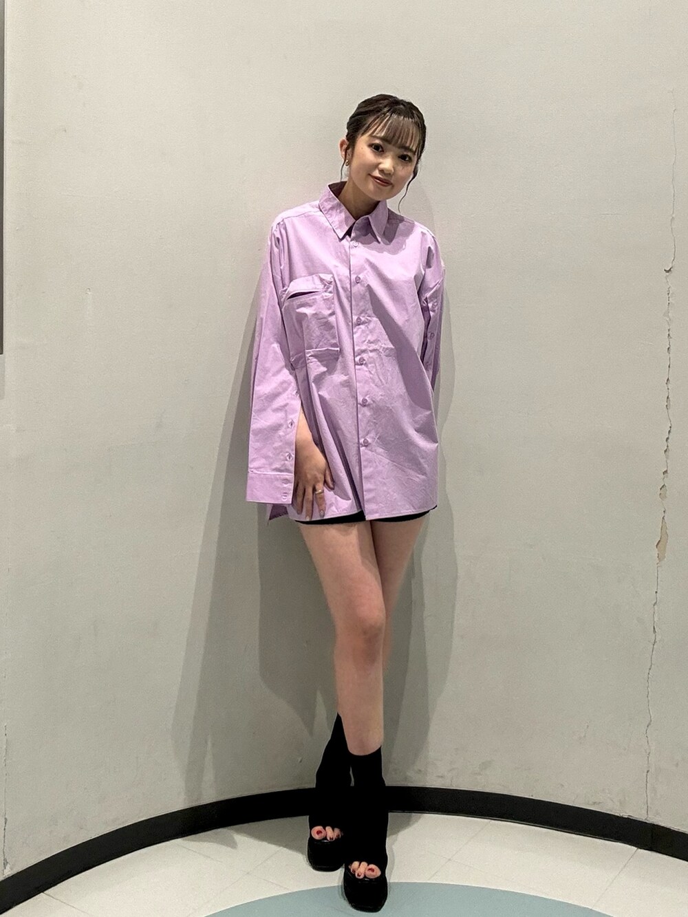 ピンク系のシャツ/ブラウス、ホワイト系のTシャツ/カットソー、ホワイト系のハンドバッグを着用したレディースの春コーディネートの5枚目の写真