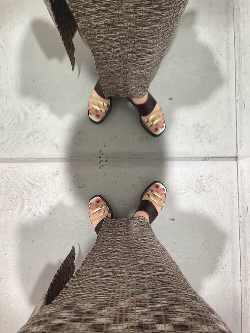 ブラウン系のワンピース、その他のサンダル、ブラック系のショルダーバッグを着用したレディースの春コーディネートの7枚目の写真