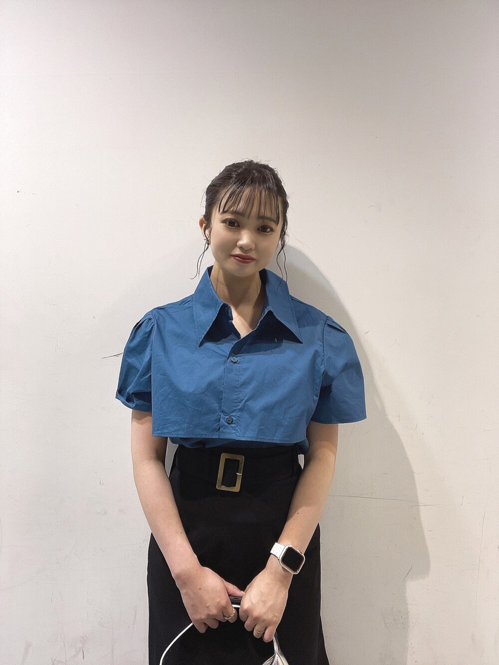 ブルー系のシャツ/ブラウス、ブラック系のスカート、その他のサンダルを着用したレディースの夏コーディネートの2枚目の写真