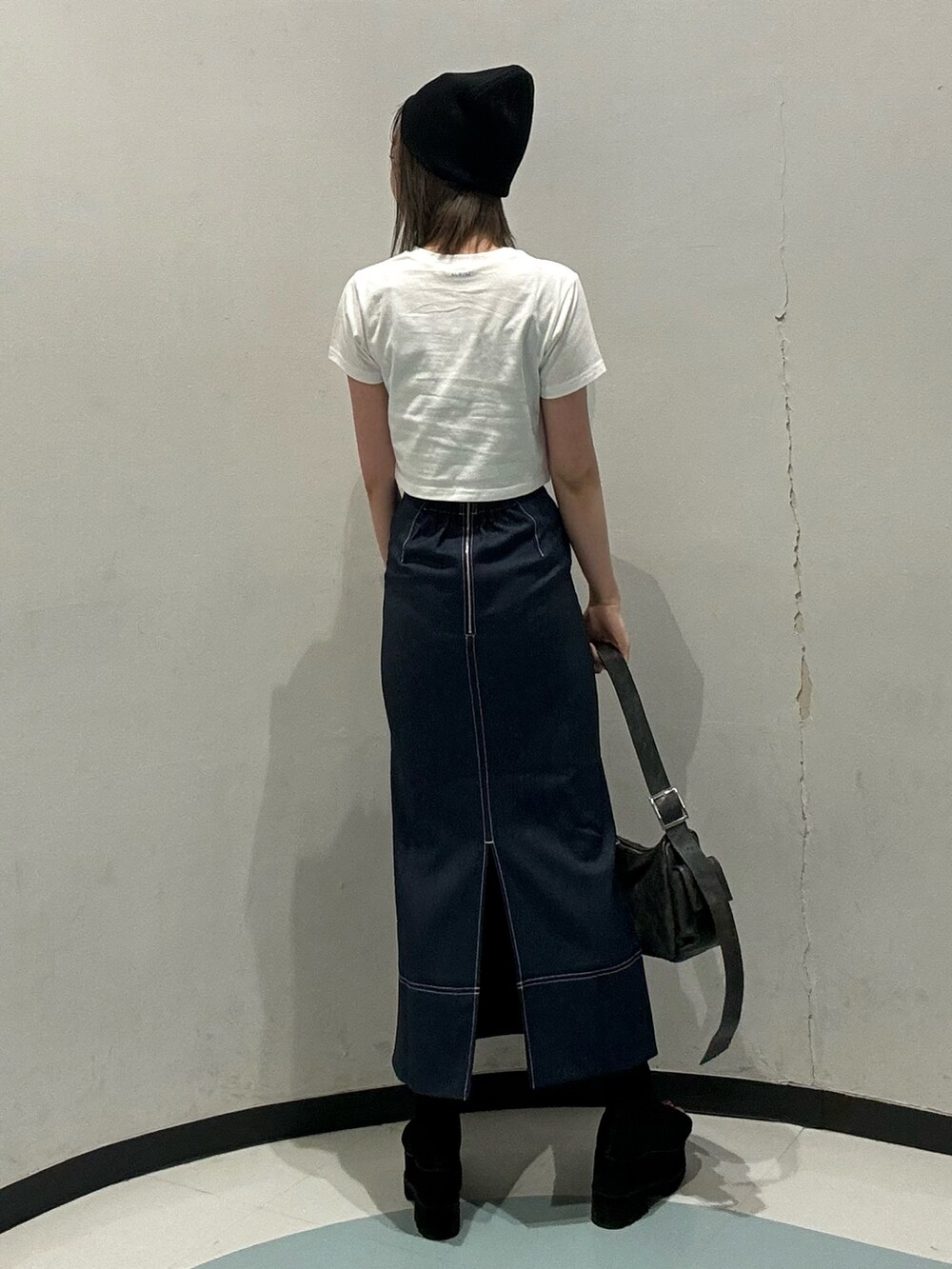 ホワイト系のTシャツ/カットソー、ブルー系のスカート、グレー系のショルダーバッグを着用したレディースの春コーディネートの3枚目の写真