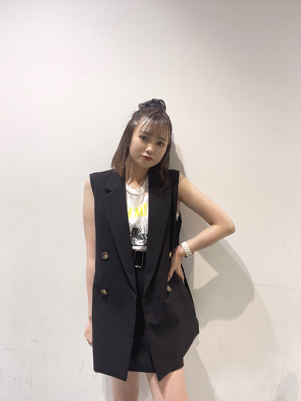 その他のショルダーバッグ、ブラック系のサンダル、ホワイト系のタンクトップを着用したレディースの夏コーディネートの2枚目の写真