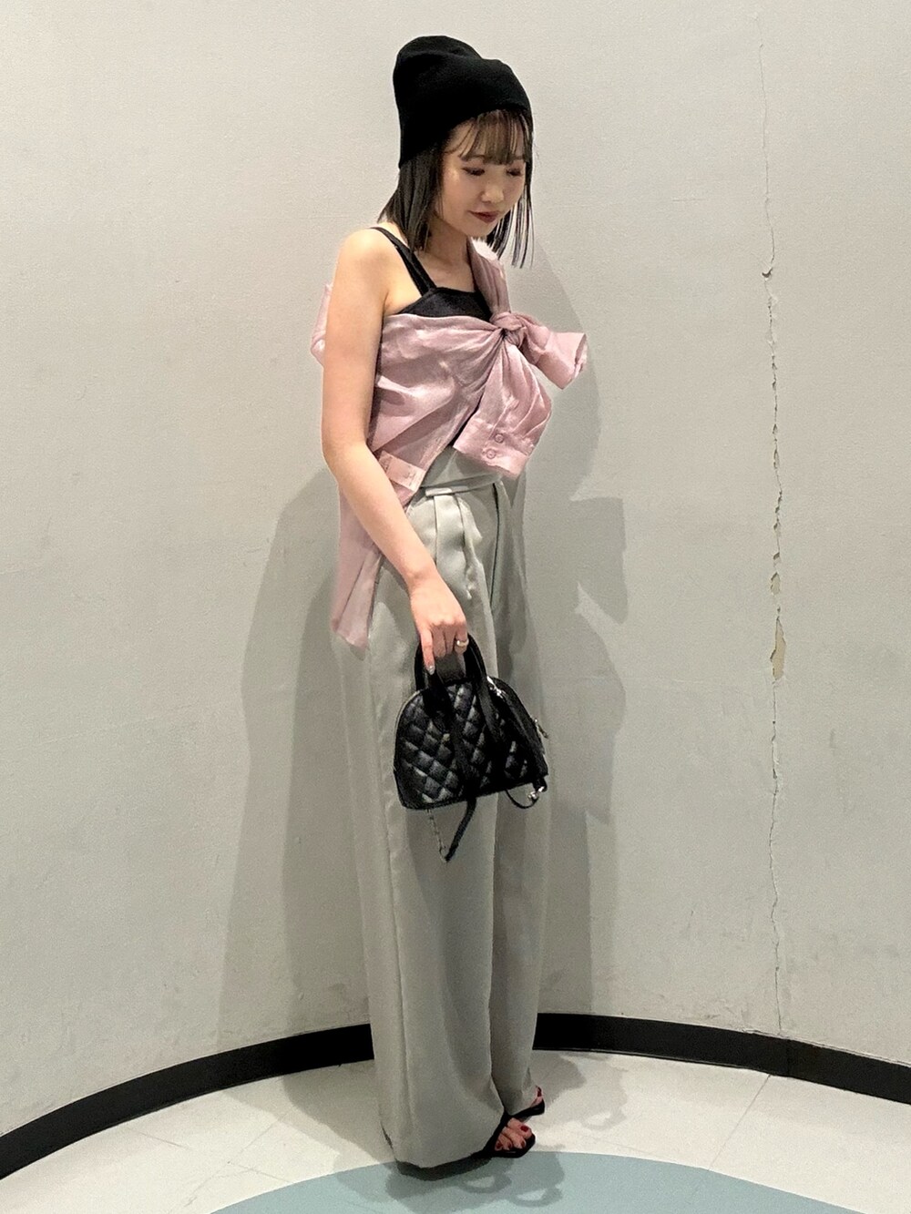 グレー系のニット/セーター、グレー系のその他パンツ、ピンク系のシャツ/ブラウスを着用したレディースの春コーディネートの2枚目の写真