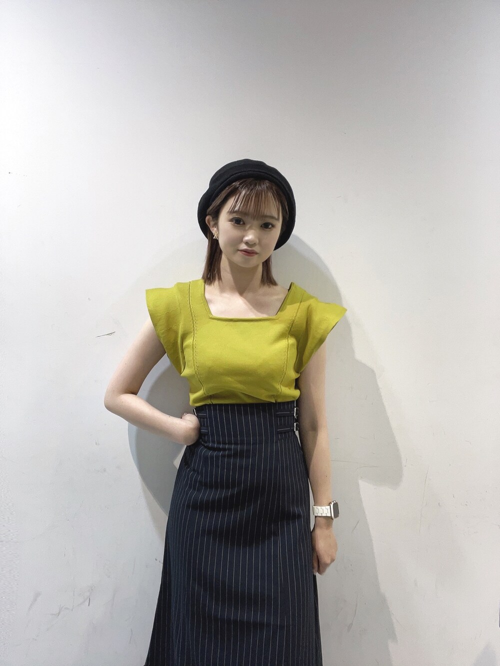 イエロー系のニット/セーター、ブラック系のサンダル、その他のスカートを着用したレディースの夏コーディネートの2枚目の写真