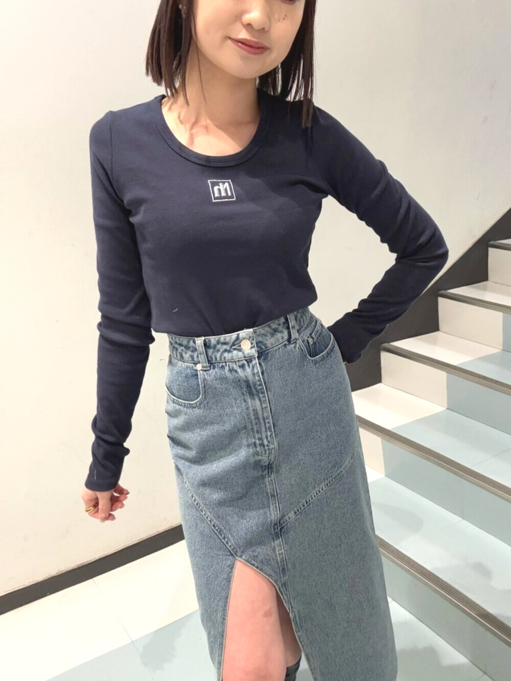 ブルー系のデニムジャケット、ブルー系のデニムスカート、ブルー系のTシャツ/カットソーを着用したレディースの冬コーディネートの4枚目の写真