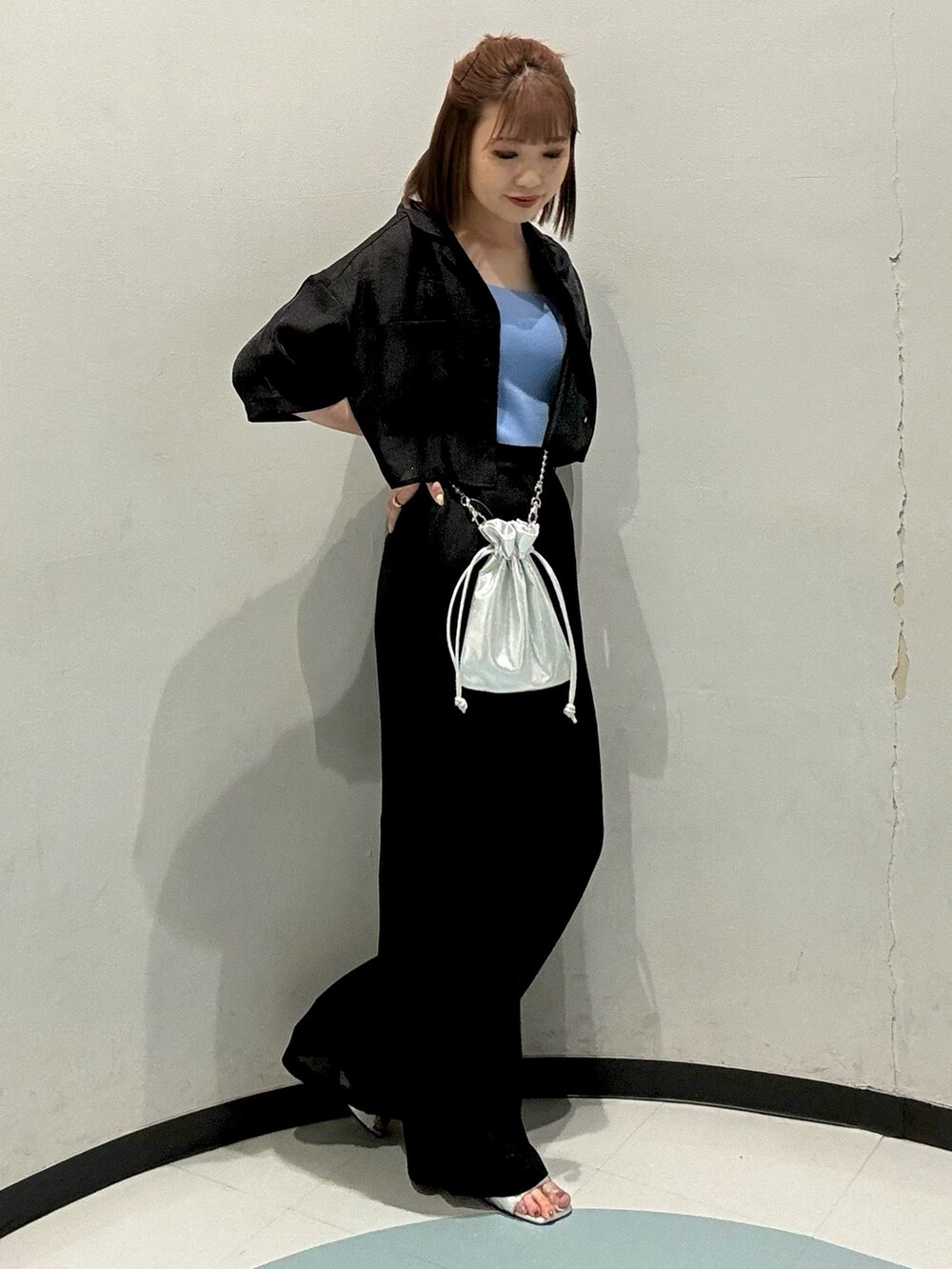 ブラック系のその他パンツ、ブラック系のシャツ/ブラウス、ブルー系のニット/セーターを着用したレディースの夏コーディネートの2枚目の写真