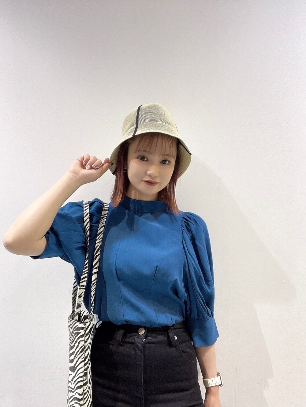 その他のトートバッグ、ブラック系のデニムパンツ、ホワイト系のサンダルを着用したレディースの春コーディネートの4枚目の写真