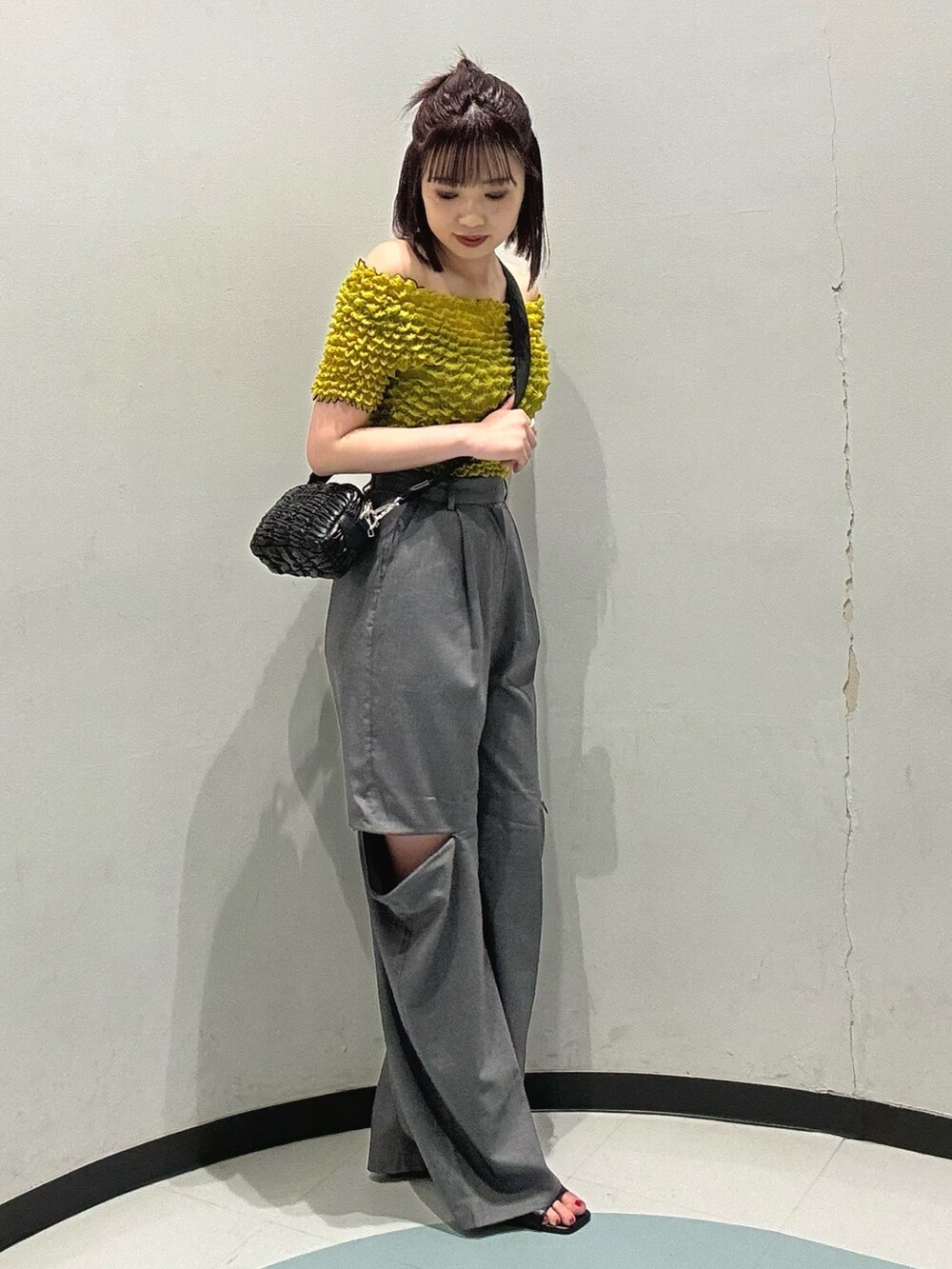 ブラック系のショルダーバッグ、ブラック系のサンダル、グレー系のその他パンツを着用したレディースの春コーディネートの2枚目の写真