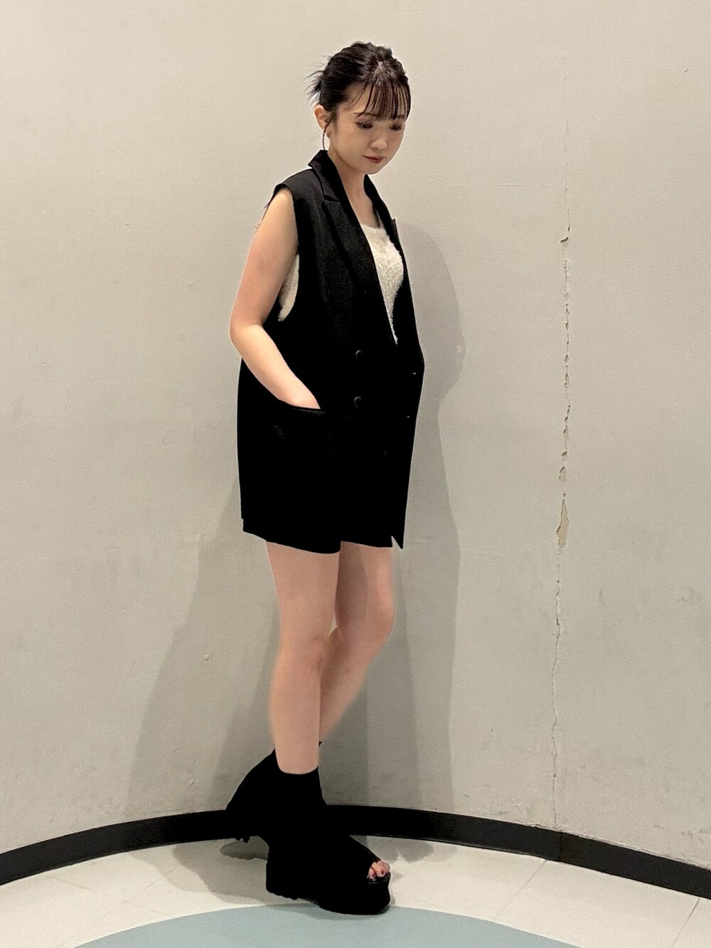 ブラック系のその他パンツ、ホワイト系のニット/セーター、ブラック系のベストを着用したレディースの夏コーディネートの2枚目の写真