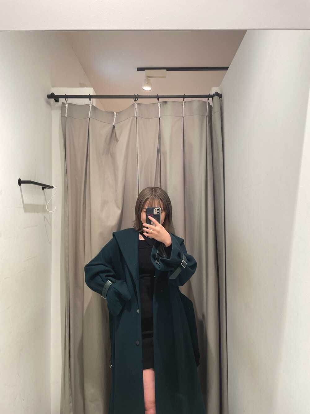 ブラック系のスカート、グリーン系のその他アウター、ブラック系のニット/セーターを着用したレディースの秋コーディネートの6枚目の写真