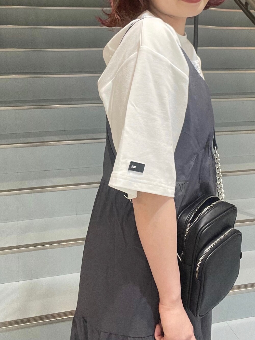 ホワイト系のTシャツ/カットソー、グレー系のワンピース、ブラウン系のサンダルを着用したレディースの春コーディネートの3枚目の写真