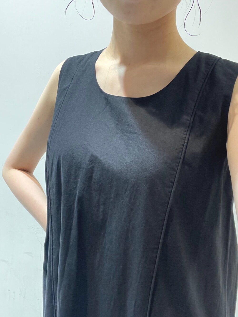 ブルー系のシャツ/ブラウス、ホワイト系のハンドバッグ、ブラック系のサンダルを着用したレディースの夏コーディネートの7枚目の写真