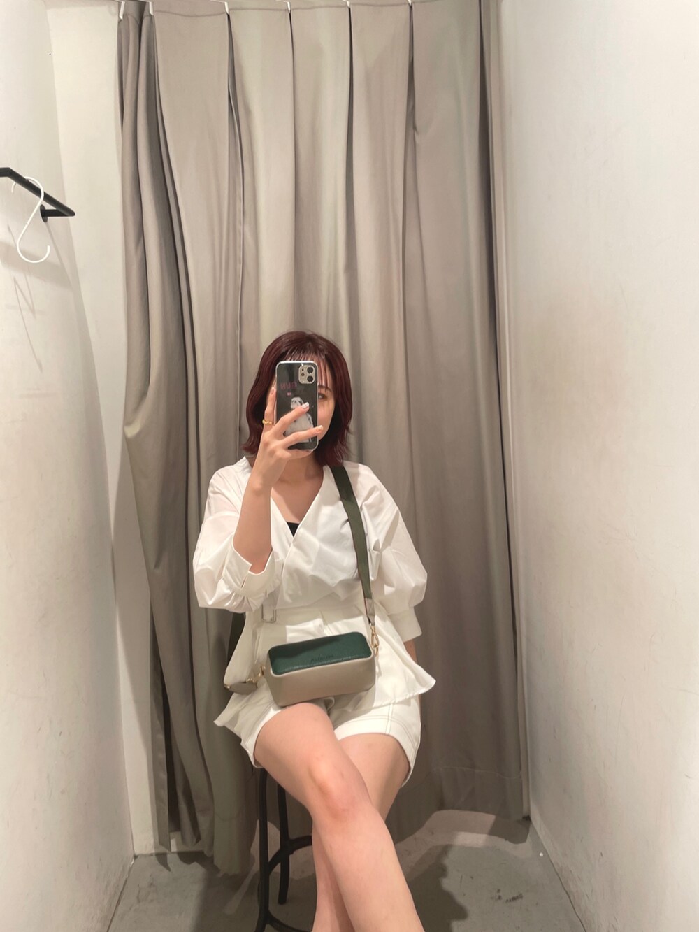 グリーン系のショルダーバッグ、ホワイト系のシャツ/ブラウス、ホワイト系のその他パンツを着用したレディースの夏コーディネートの3枚目の写真