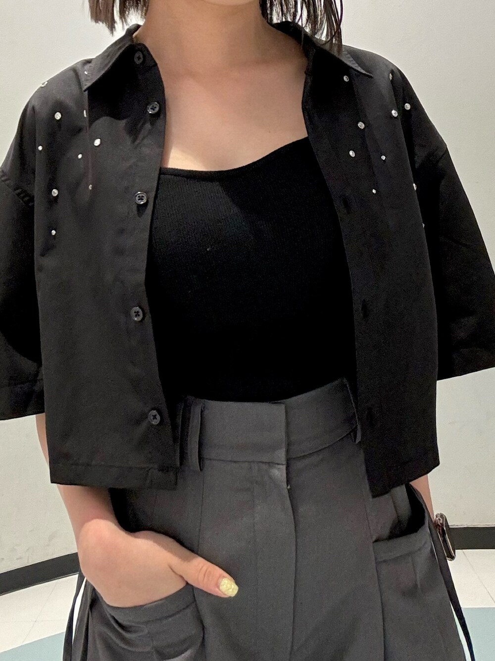 シルバー系のショルダーバッグ、ブラック系のシャツ/ブラウス、グレー系のその他パンツを着用したレディースの春コーディネートの6枚目の写真