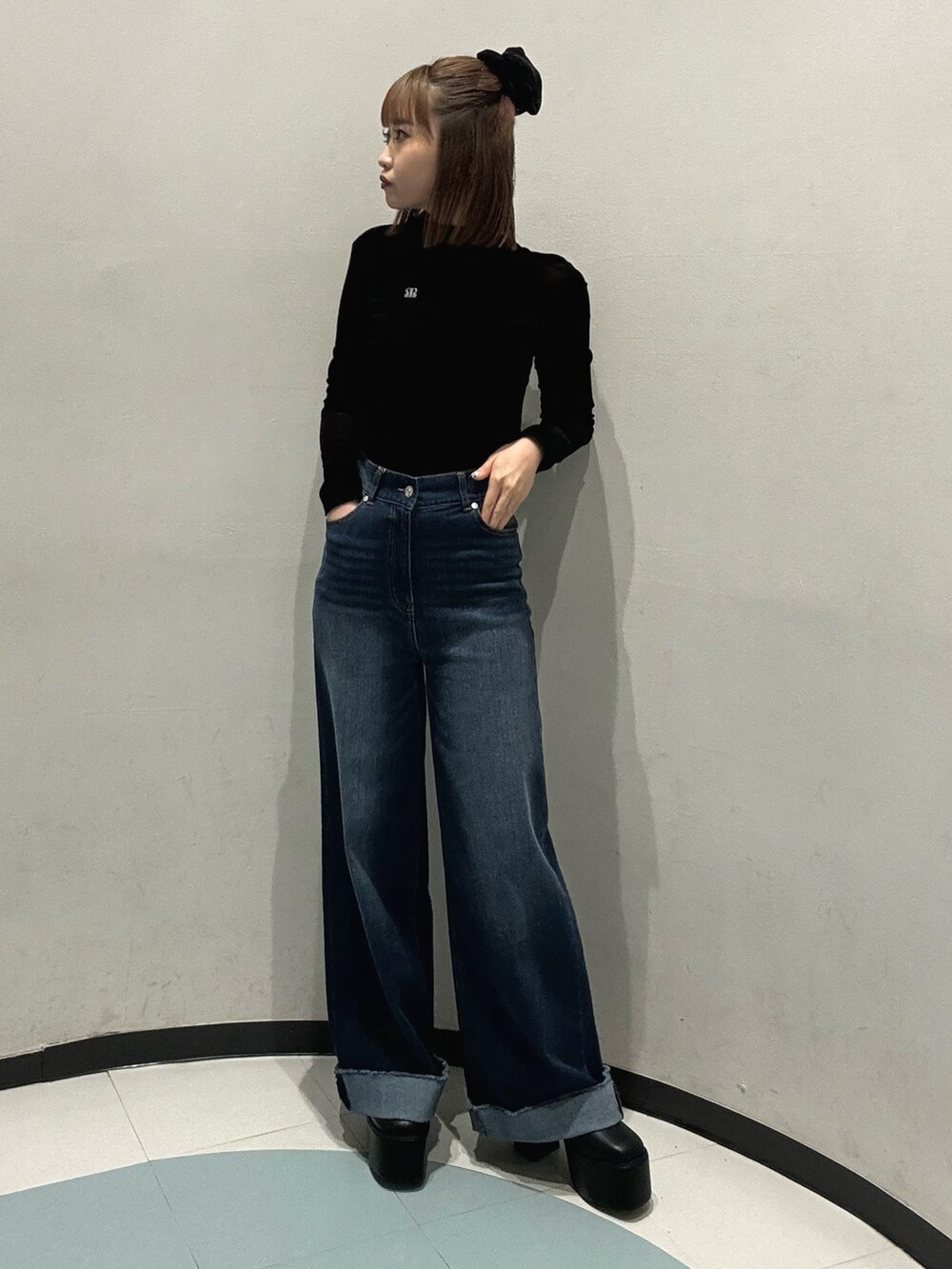 その他のその他アウター、ブラック系のブーツ、ブラック系のTシャツ/カットソーを着用したレディースの秋コーディネートの7枚目の写真