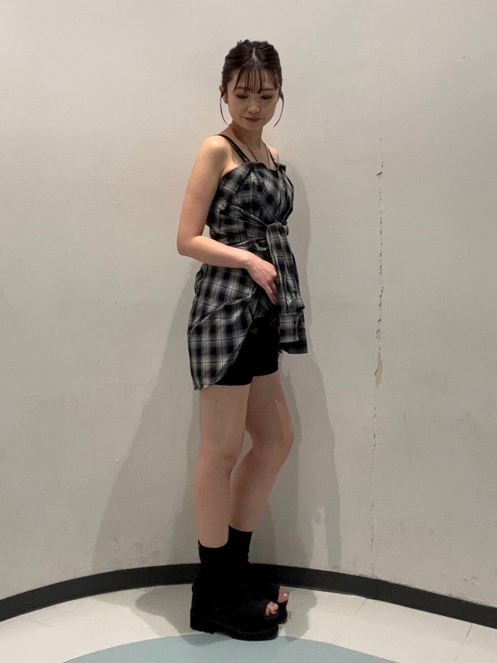 ブラック系のサンダル、ブラック系のシャツ/ブラウス、ブラック系のその他パンツを着用したレディースの夏コーディネートの2枚目の写真