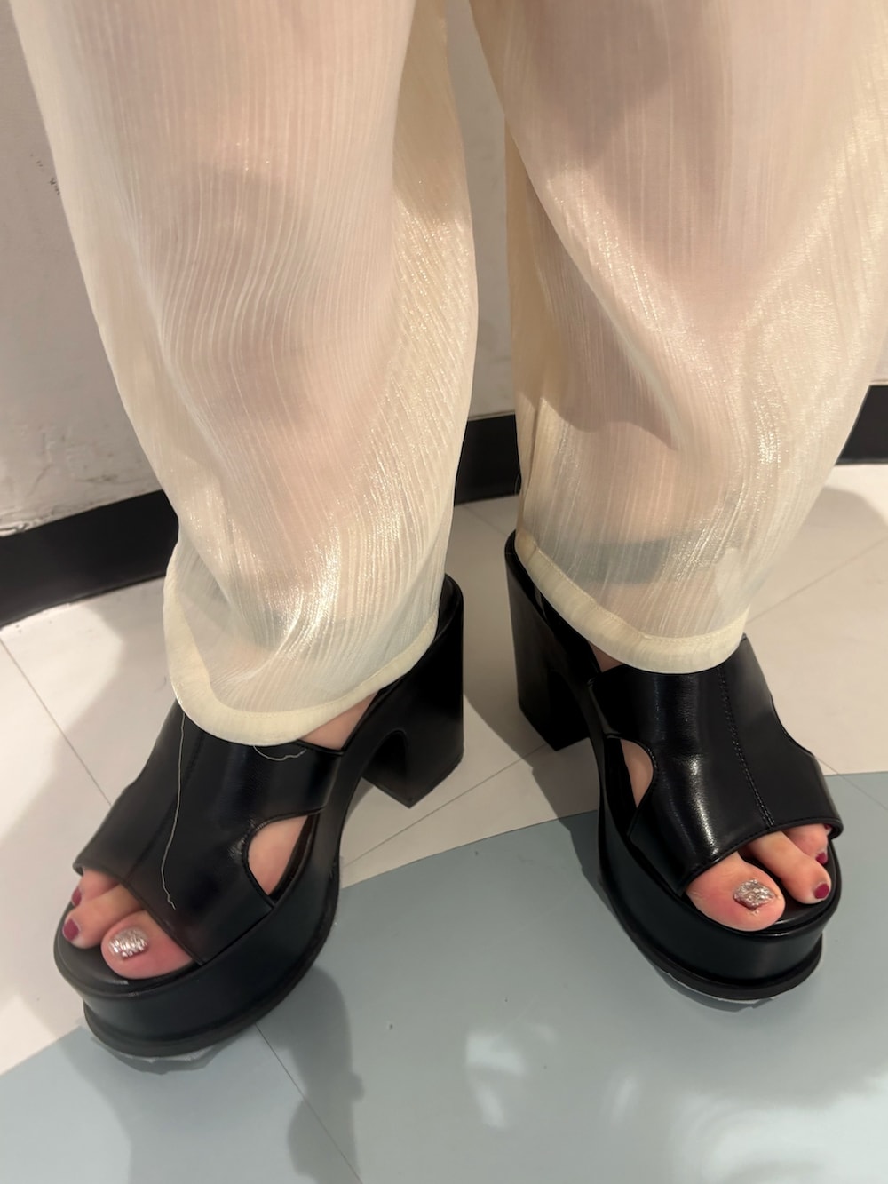 ブラック系のサンダル、ホワイト系のシャツ/ブラウス、ホワイト系のその他パンツを着用したレディースの夏コーディネートの7枚目の写真