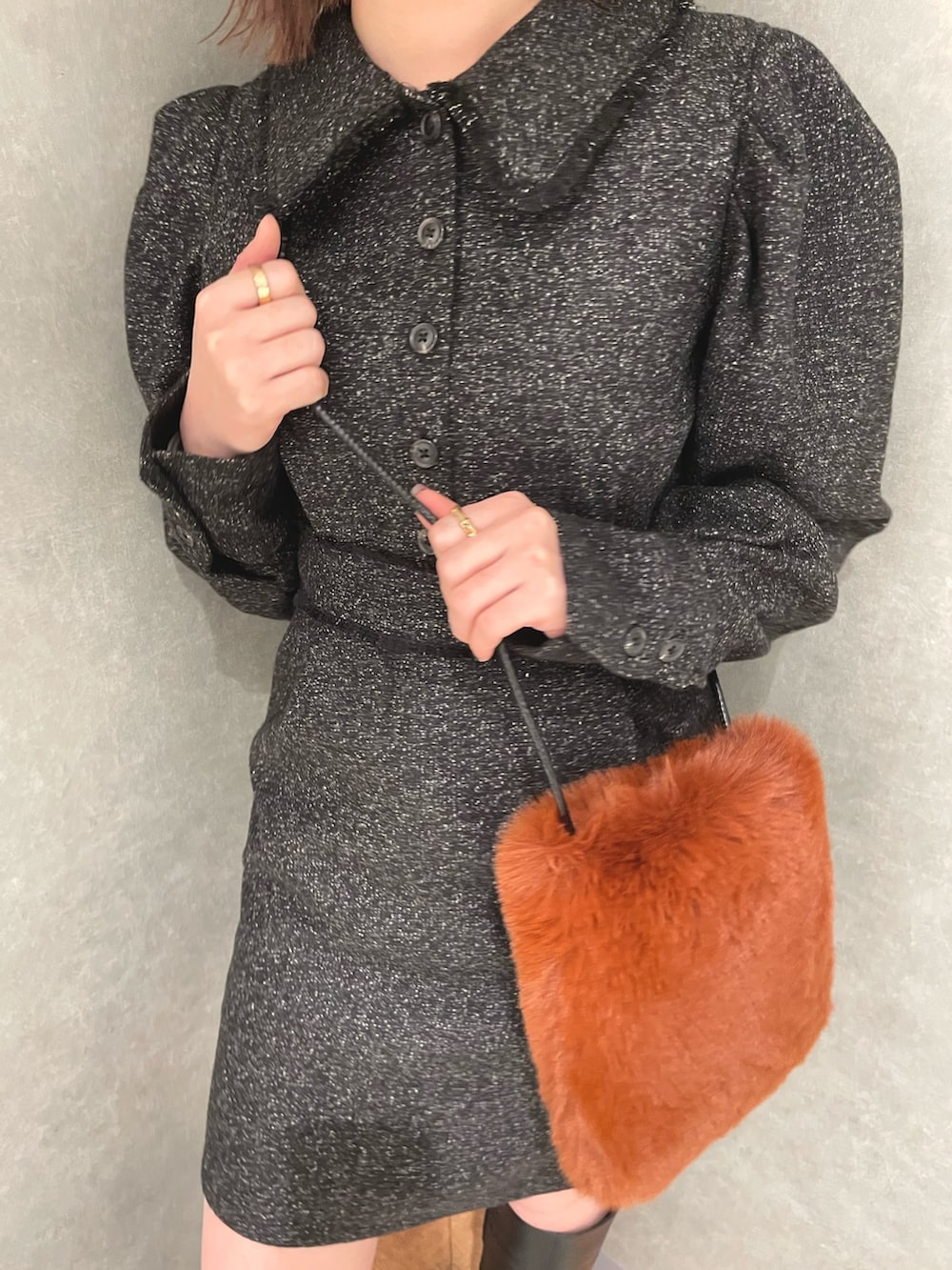 ブラック系のワンピース、ブラウン系のショルダーバッグを着用したレディースの秋コーディネートの4枚目の写真