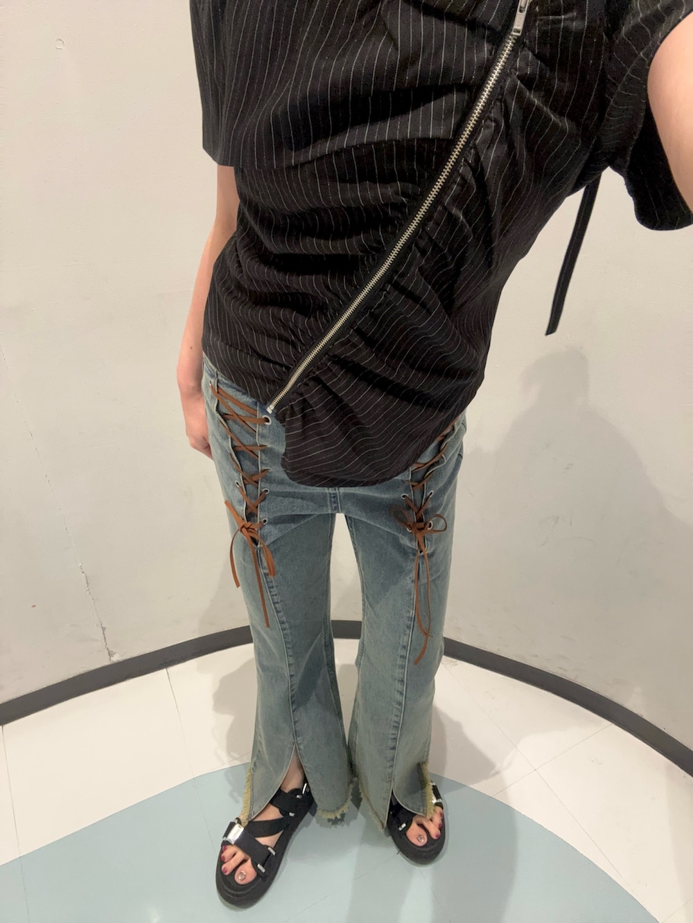 ブラック系のシャツ/ブラウス、ブルー系のデニムパンツ、ブラック系のサンダルを着用したレディースの夏コーディネートの5枚目の写真